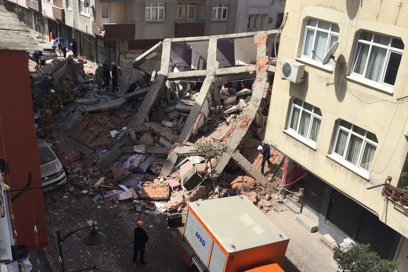 İstanbul'da 5 katlı bir bina çöktü İstanbul'da 5 katlı bir bina çöktü